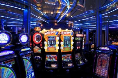 Live dealer table statistics and player activity tracking
